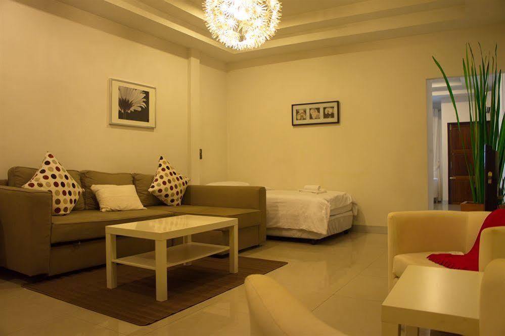 Ratchadamnoen Residence Bangkok Bagian luar foto